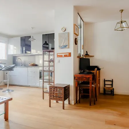 Eiffel Tower Elegant Apartment Paris